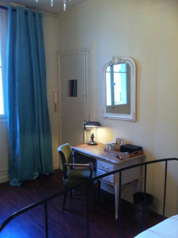A Room In Paris Phòng bức ảnh