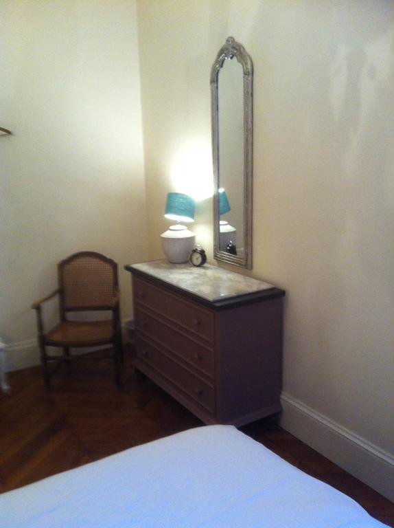 A Room In Paris Phòng bức ảnh