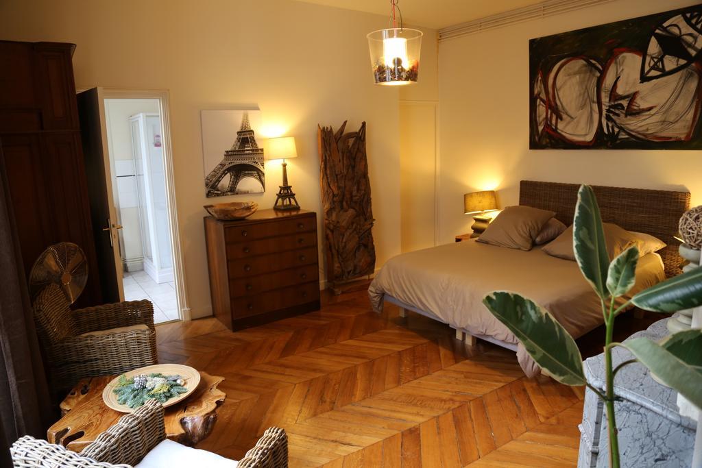 A Room In Paris Phòng bức ảnh