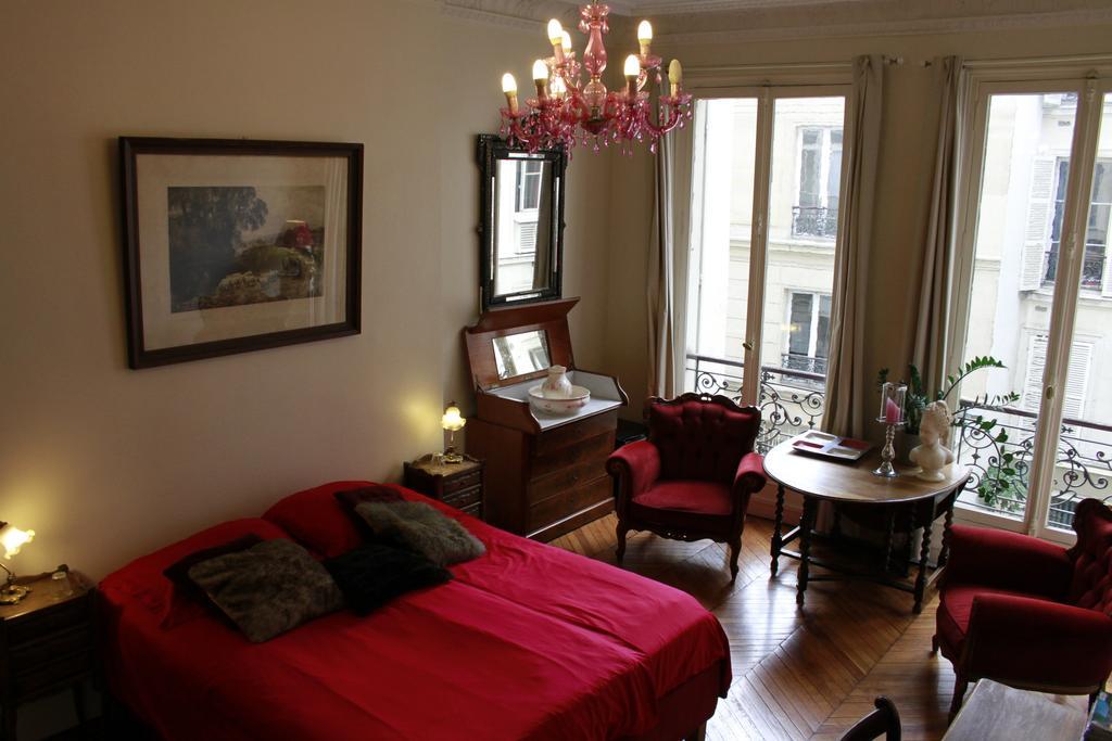 A Room In Paris Phòng bức ảnh