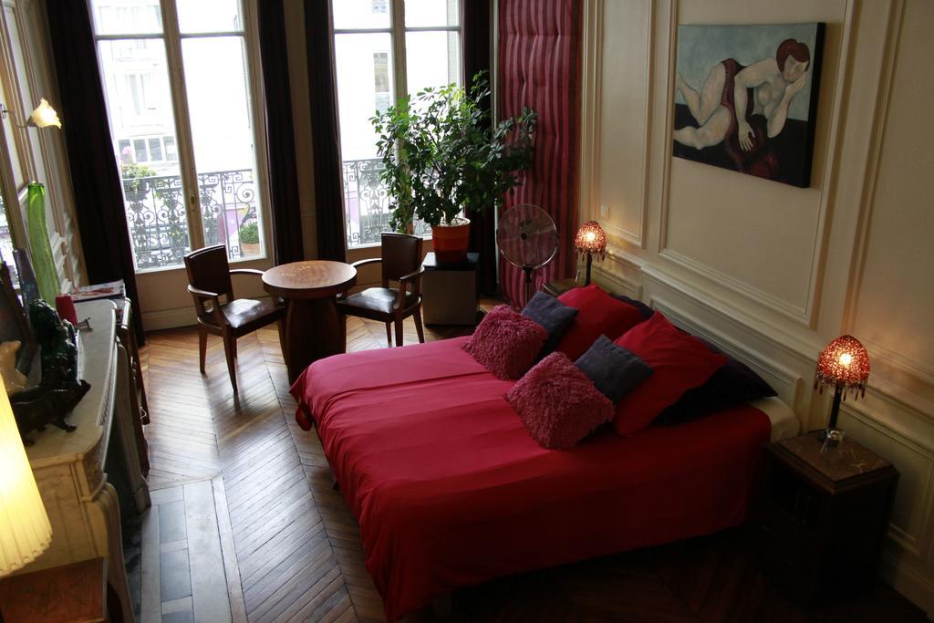 A Room In Paris Phòng bức ảnh